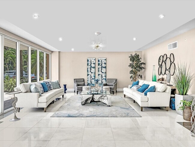 Building Photo - 1150 Hillsboro Mile