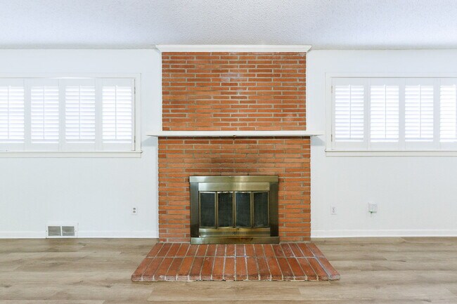 Building Photo - Cute House Convenient to Campus, Shopping,...