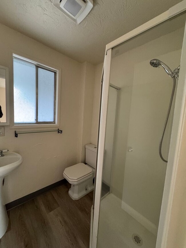 Building Photo - 3 Bedroom, 2 Bath Single Family Home in Cal Young/Gilham Neighborhood