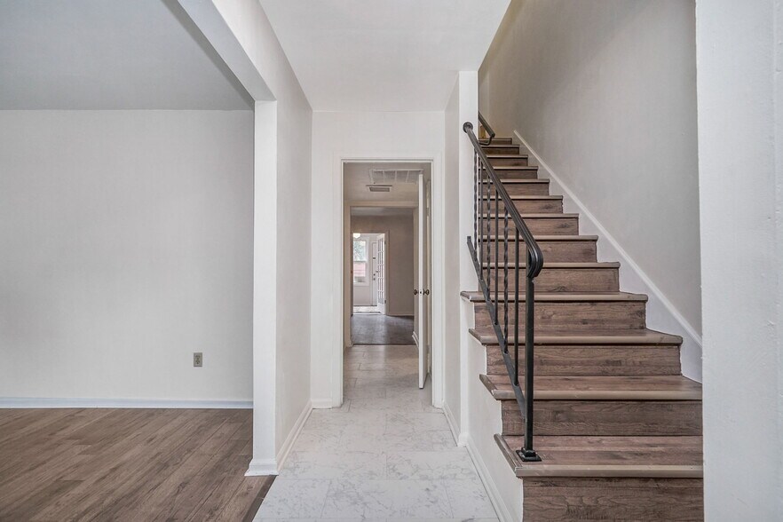 Building Photo - 5213 Clover Hill Dr