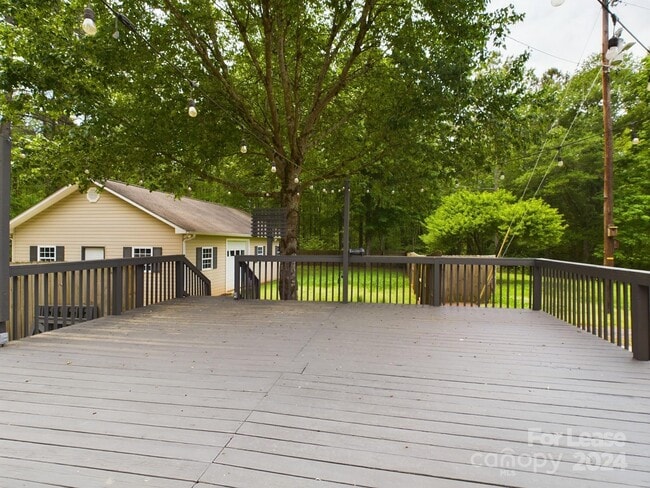 Building Photo - 618 Monroe Hwy