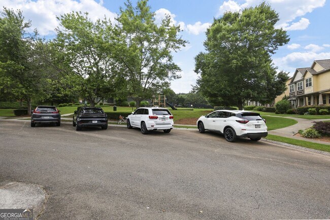 Building Photo - 423 Royal Cres Ln E