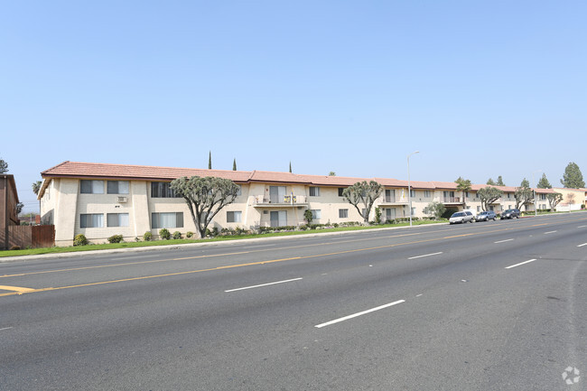 Primary Photo - Valle Plaza