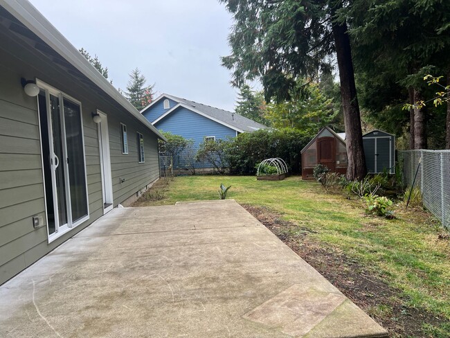 Building Photo - Very Nice Home in Waldport!