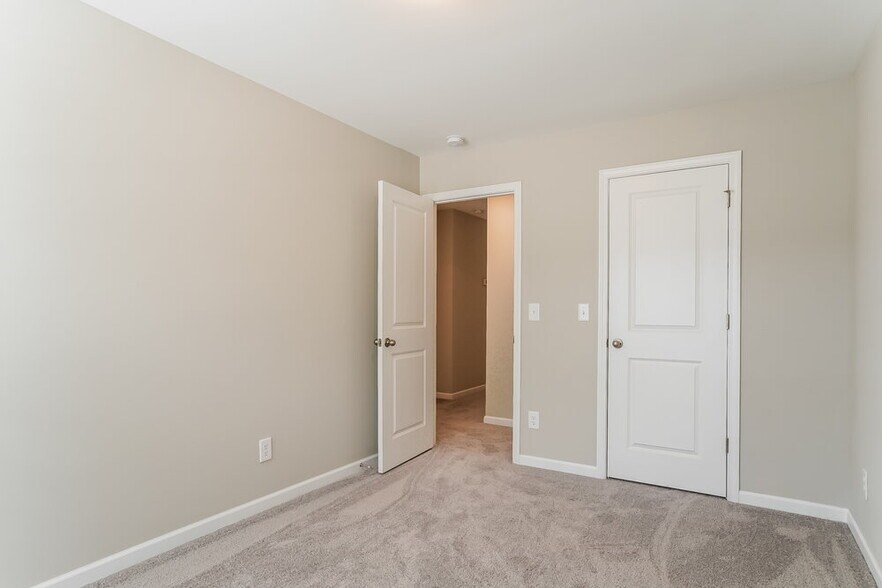 Building Photo - 536 Landing View Dr
