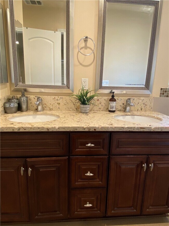 Building Photo - 9116 Florence Ave