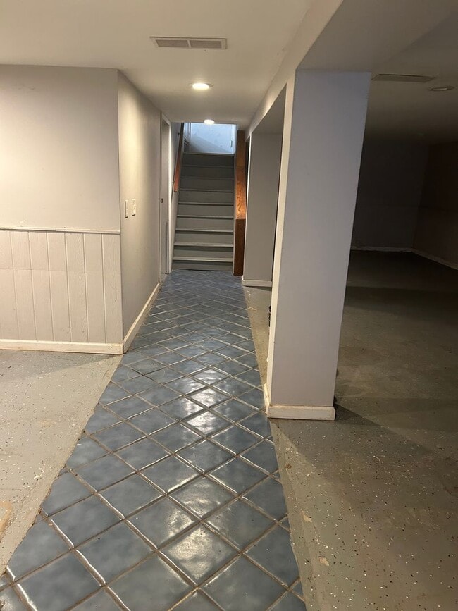 Building Photo - 3 bedroom, 3 bath single family home in So...