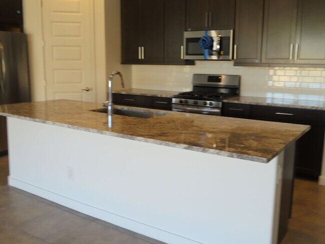 Building Photo - 4 Bedroom Plus Den and 3-car Garage in Mystic