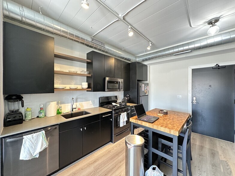 Building Photo - 941 W Belmont Ave