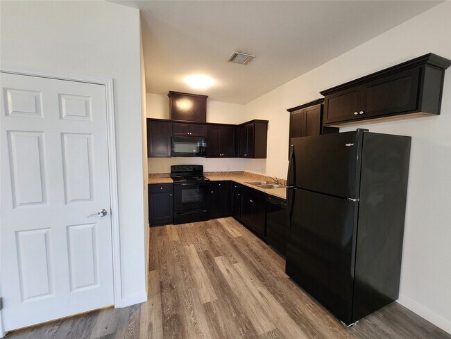 Building Photo - 6306 Red Oak Dr