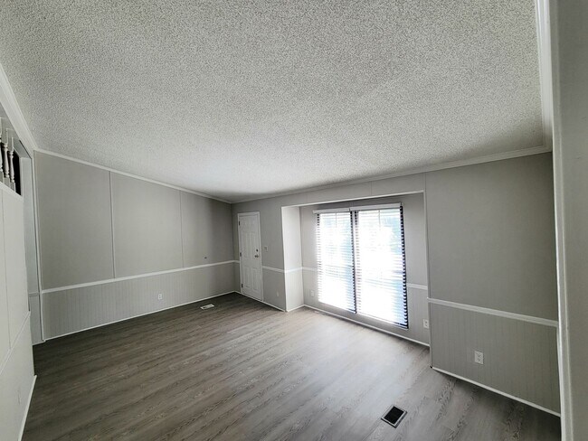 Building Photo - Stunning 3-bedroom, 2-bathroom home locate...