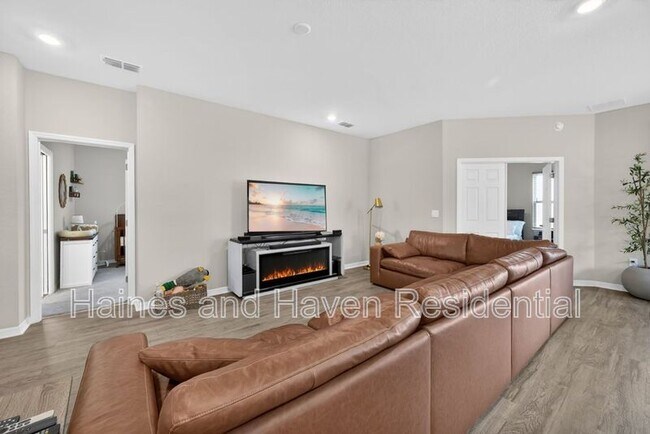 Building Photo - 712 Daphne Dr