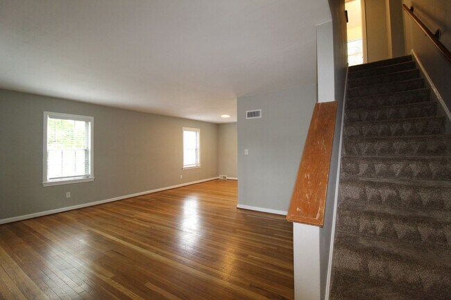 Building Photo - May FREE On This 2 Bedroom 1 Bath Duplex In The Waldo Area