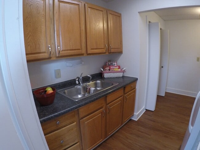 Building Photo - 3001 Kossuth St