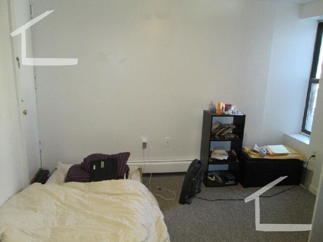 Building Photo - No Brokers Fee, Large Unit, Heat, Hot Water Included, Laundry on a Site