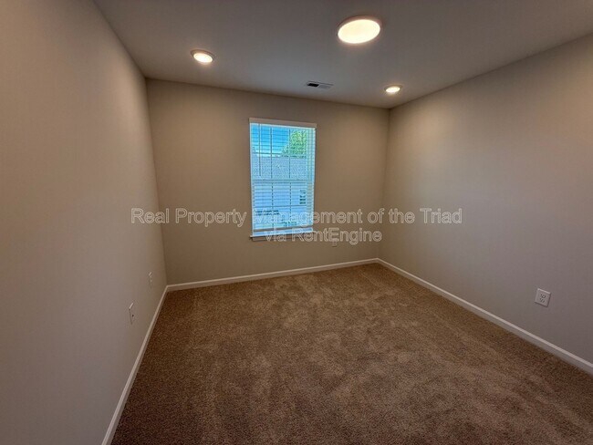 Building Photo - 907 Elderberry Wy