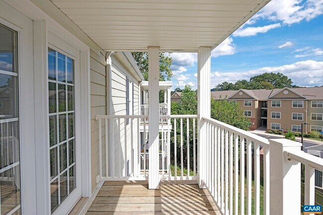Building Photo - 1217 Villa Ln