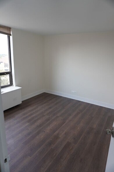 Building Photo - 3930 N Pine Grove Ave