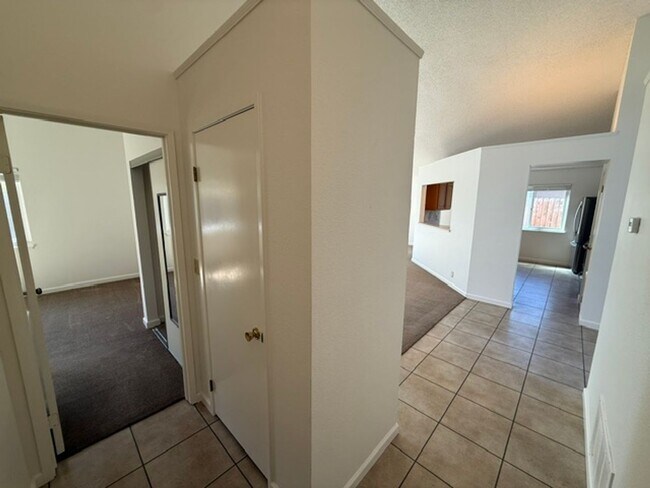 Building Photo - 512 Toyon Pl