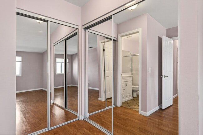 Building Photo - Updated and Move-In Ready!