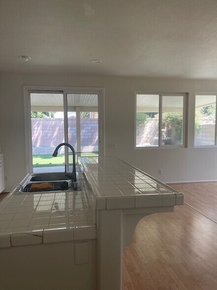 Kitchen with counter - 3141 Thoroughbred St