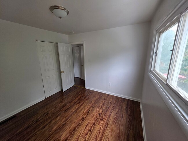 Building Photo - 66 Thorn Ln