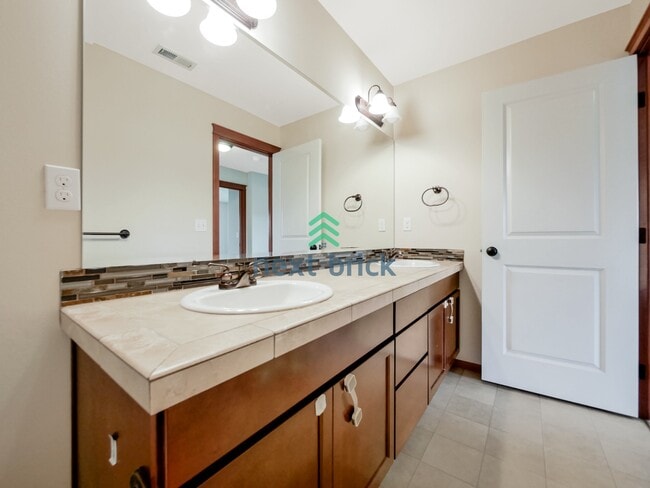 Building Photo - 4 Bed and 3 Bath Lake View Single-family Home is Available for Rent!