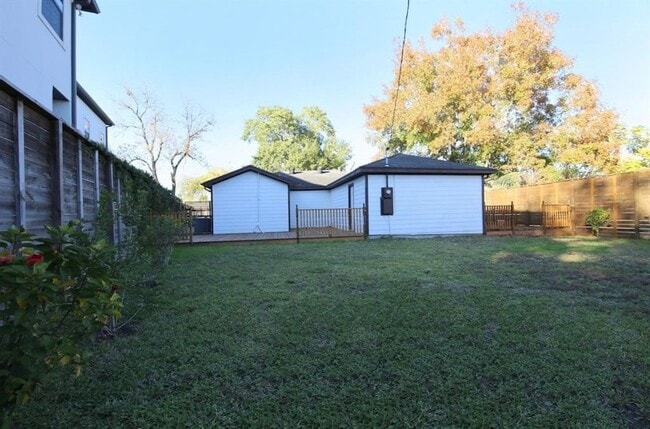 Building Photo - 5501 Aspen St