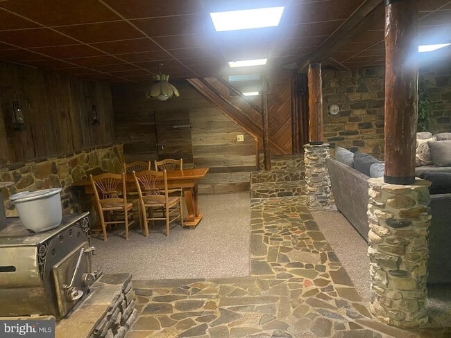 Building Photo - 6065 Poplar Rd
