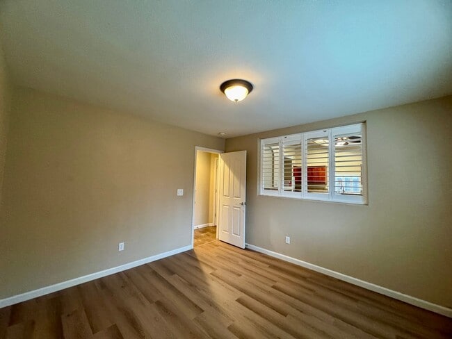 Building Photo - Spacious 3 Bedroom 3 Full Bathrooms Available Now!