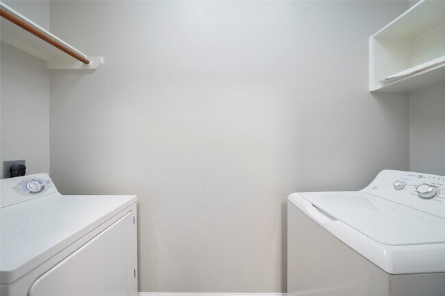 Building Photo - 6 Valewood Pl