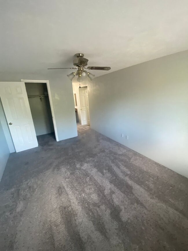 Building Photo - 2-Bedroom 2-Bathroom Condo in Country Club Villas!