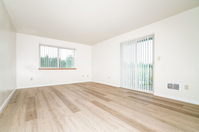 Building Photo - 4 Weeks FREE Rent | 1 Bedroom Apartment in Everett WA | Near Boeing & Naval Station | Covered Par...