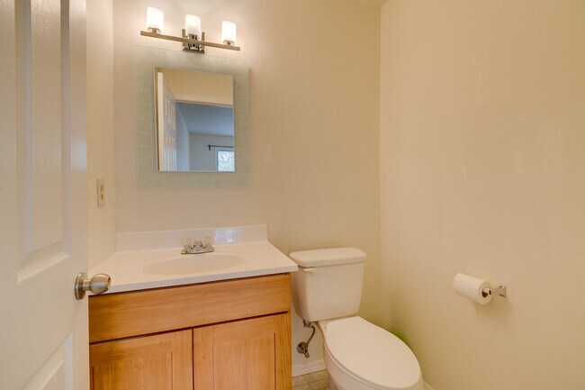 Building Photo - Roomy Remodeled  Kirkland Condo