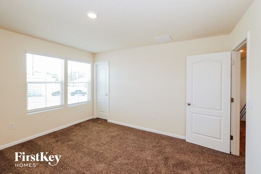 Building Photo - 325 Jarama Cir