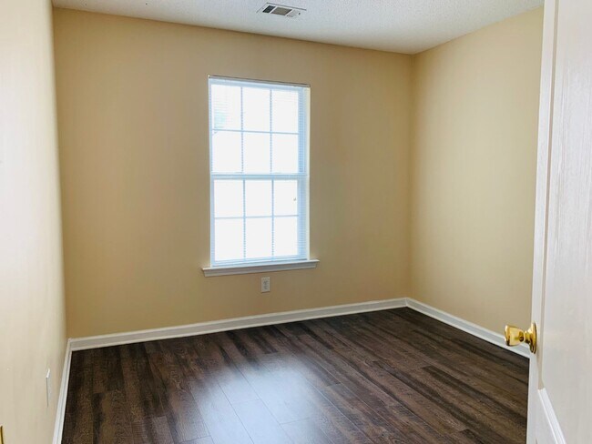Building Photo - Wow! Newly renovated, new flooring, 1 car ...