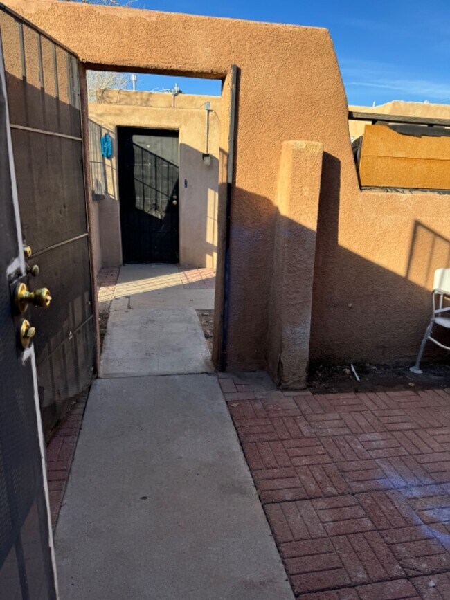 Building Photo - 912 San Pedro Dr SE
