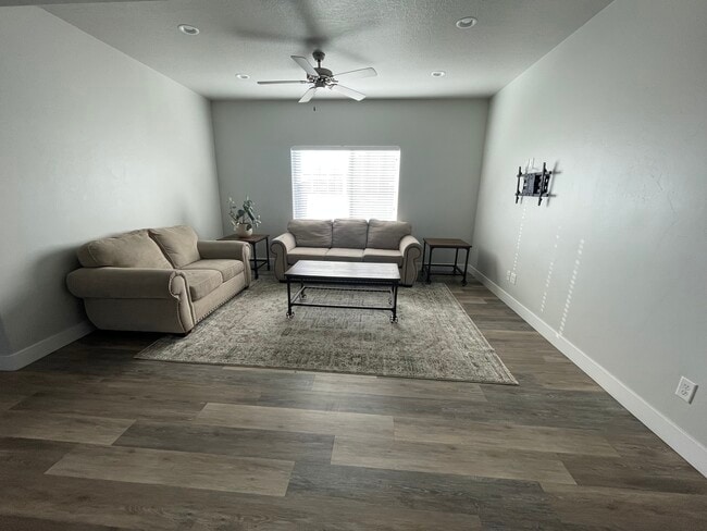 Building Photo - 865 S Aspen Wy