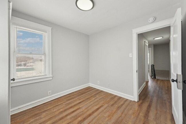 Building Photo - 3 Bedroom, 1.5 bath townhome