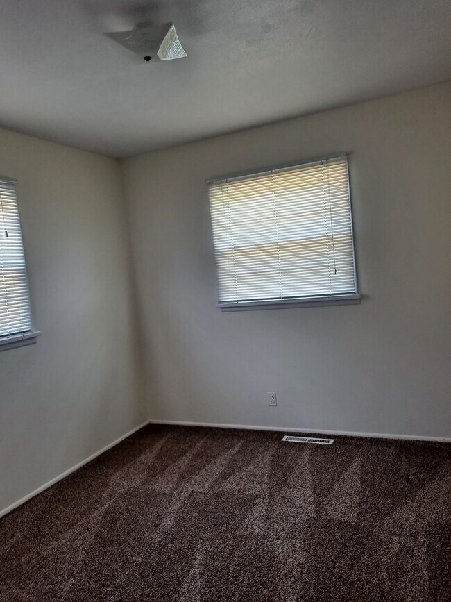 Building Photo - ALL PROSPECTIVE TENANTS MUST SUBMIT A $58 ...