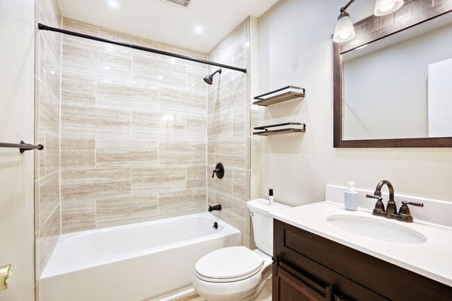 Building Photo - Beautiful Longmont Home with Modern Updates & Spacious Living. Available NOW!