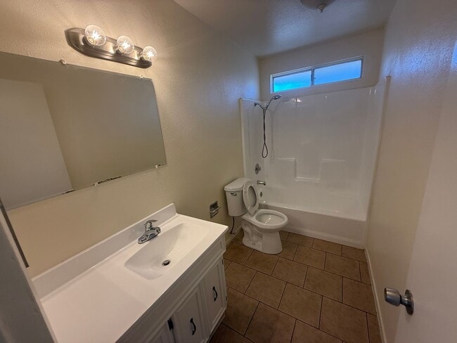 Building Photo - Hesperia Duplex-Spacious 2 Bedrooms, 1 Bat...