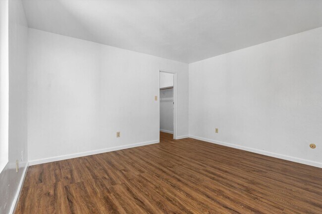 Building Photo - Spacious Condo Near Bakersfield College – Prime Location!