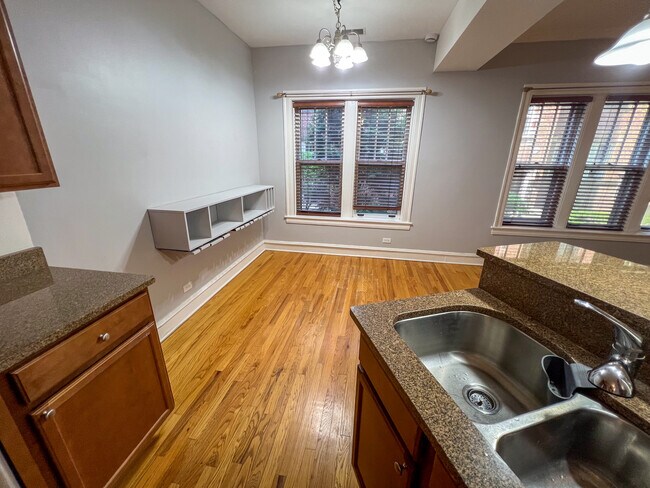 Building Photo - 219 N Oak Park Ave