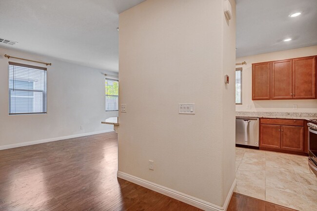 Building Photo - N Las Vegas Beautiful 3 bedroom townhome w...