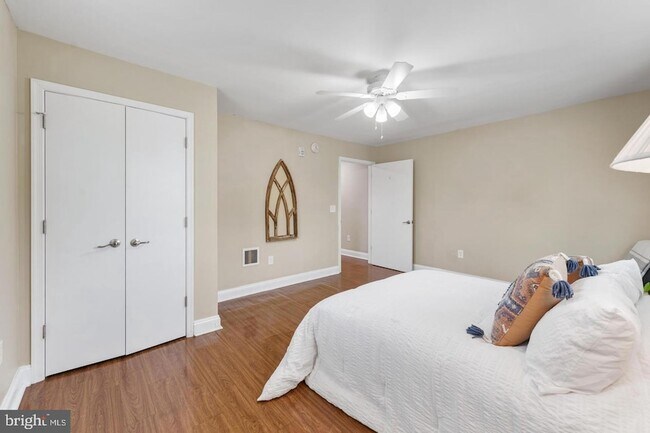 Building Photo - 9201 Rosemont Dr