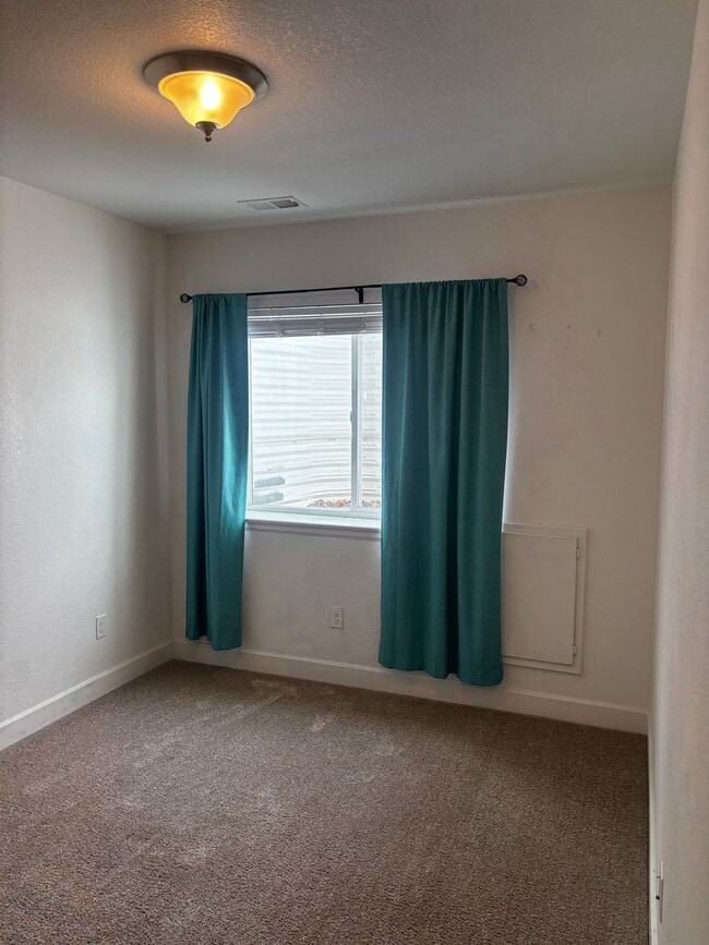Building Photo - Available now 3bd 3.5 ba .Town home for rent located near Buckley AFB between Smokey hill and Qui...
