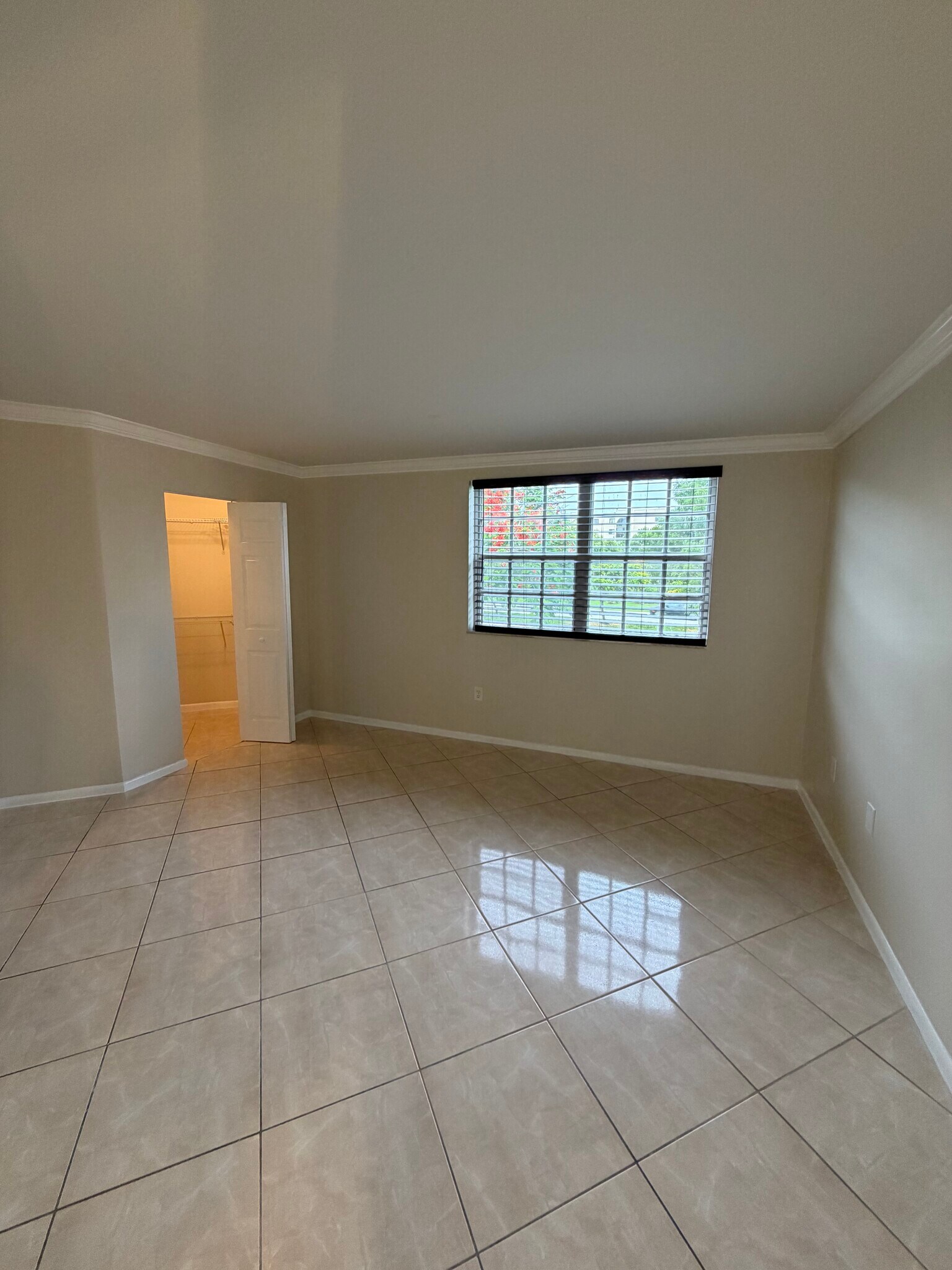 Building Photo - 9711 Fontainebleau Blvd