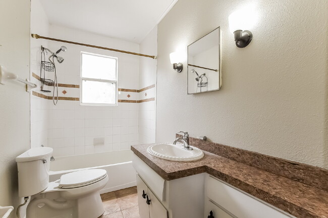 Building Photo - Charming 3 Bedroom, 1 Bathroom house on the Indian River!