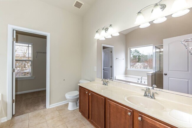 Building Photo - Gorgeous LARGE Family Home!